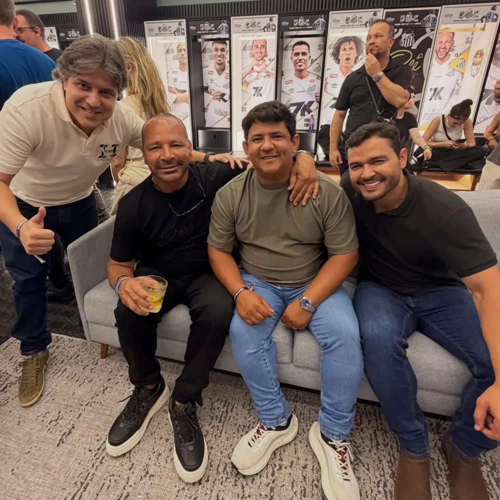 Grupo reunido em sofá no vestiário do Santos